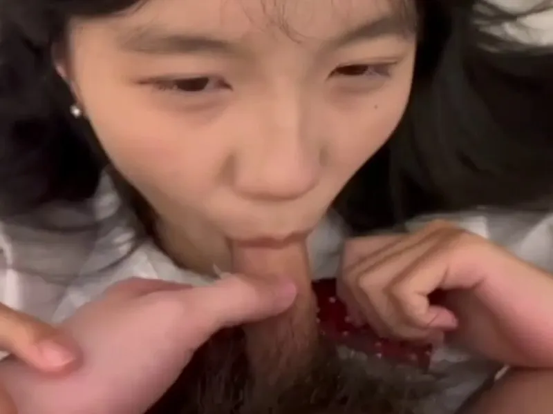 Em loli dễ thương liếm cây hàng biến em thành con em đào nứng lồn p2
